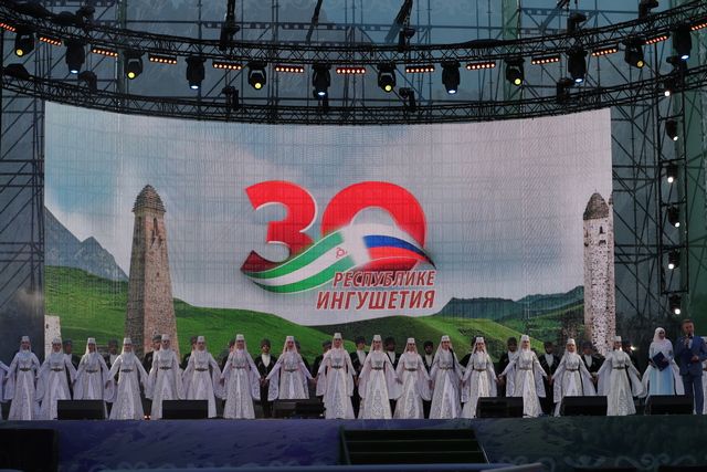 Для жителей и гостей республики в Сунже организовали большой концерт. 