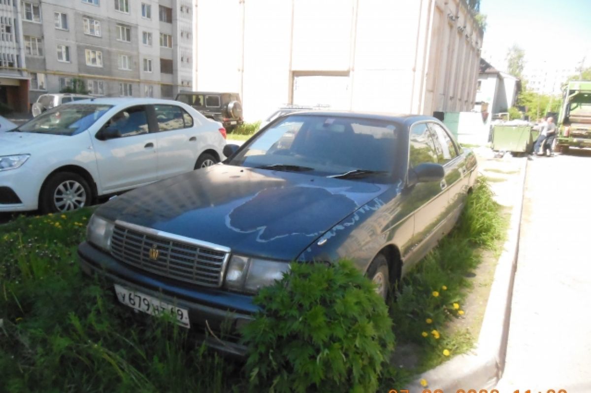 В центре Твери бросили автомобиль Toyota Crown | АиФ Тверь