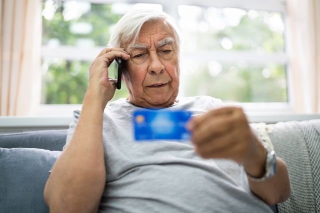 Если вам звонят «из банка» и начинают расспрашивать о ваших счетах – вешайте трубку. Особенно от мошенников страдают пенсионеры.