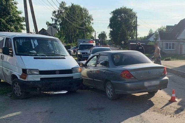 Volkswagen Transporter столкнулся с Kia Spectra в пригороде Брянска