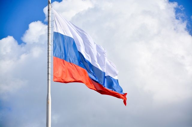 В России утвердили стандарт поднятия флага в школах