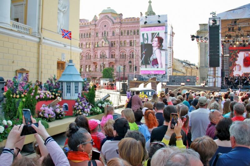 Артисты поют бесподобно, звук хорош, а артиста можно увидеть с любой точки площади – его изображение транслируют на большом экране. Это Кармен.