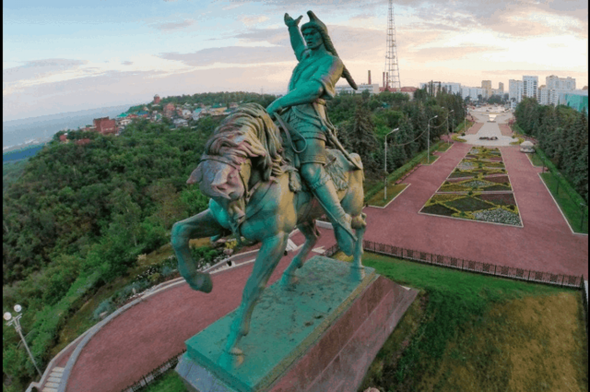 Статуя в уфе. Салават Юлаев памятник в Уфе. Памятник Салавату Юлаеву. Салават Юлаев герой Башкортостана. Памятник Салавату Юлаеву туалеты.