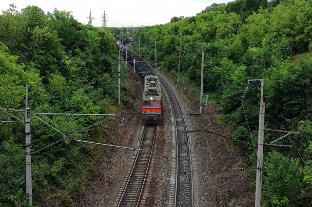 В Оренбуржье на переезде столкнулись автомобиль и поезд