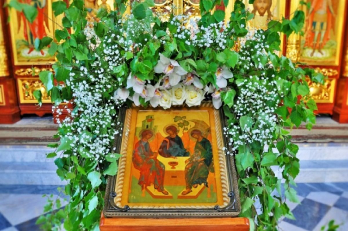 Это святое святое цветов. Икона Святой Троицы в храме на аналое. Троица Храмовая икона. Троица Пятидесятница. Икона Святой Троицы украшенная.