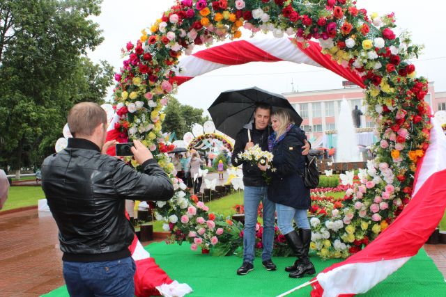 Во многих городах России отмечают День семьи, любви и верности.