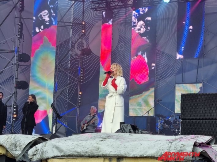 Певица Валерия начала выступать в 13.00.