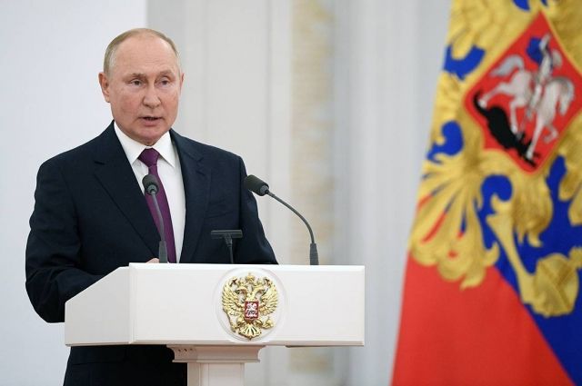 Владимир Путин поздравил соотечественников с Днем России и напомнил им о важности сплоченности.