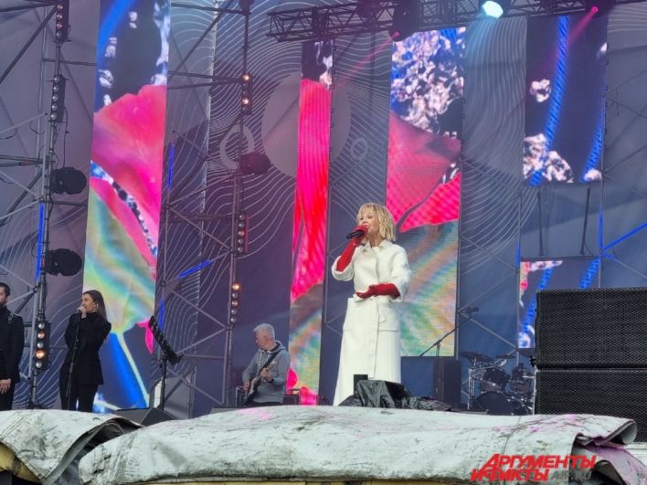 Валерия начала концерт в Перми с новых песен.