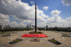 Самую большую копию Знамени Победы развернули в День России у стен Музея Победы на Поклонной горе в Москве. 