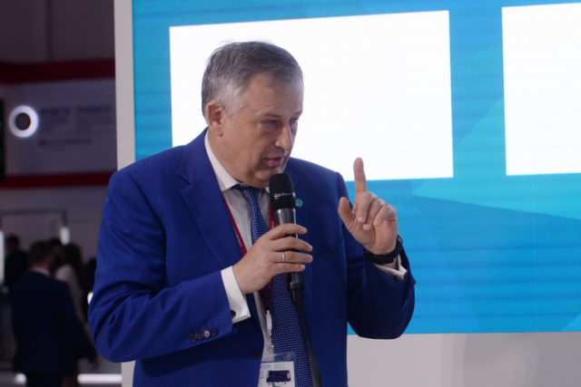 Дрозденко передал городу Енакиево в ДНР сертификат на 50 миллионов рублей