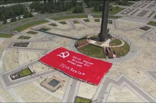 Оренбурженка вместе с волонтерами развернула в Москве самое большое в мире Знамя Победы.