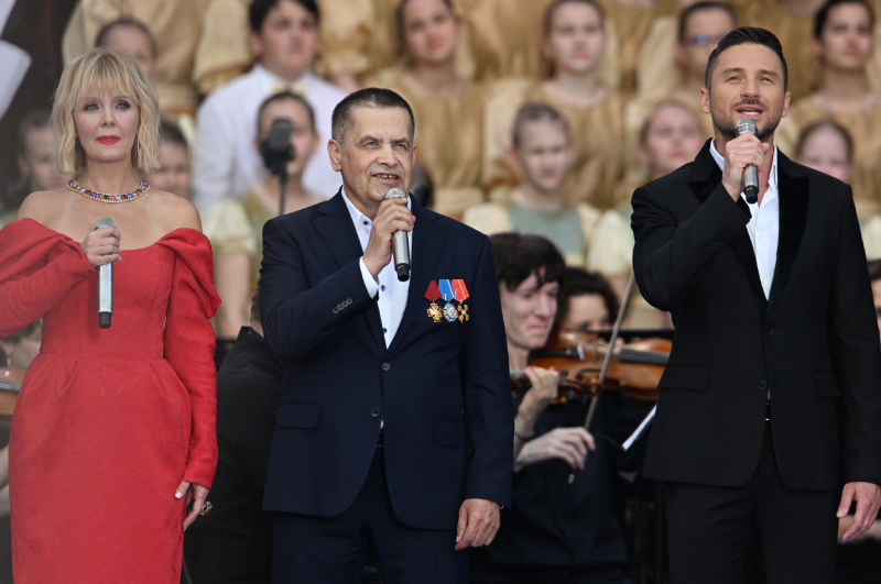 Певцы Валерия, Николай Расторгуев и Сергей Лазарев на концерте на Красной площади.