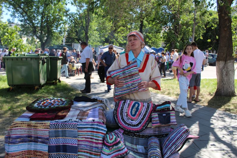 В рамках Дня города и Дня России проходил фестиваль национальных культур. Работала ярмарка ремесленников.