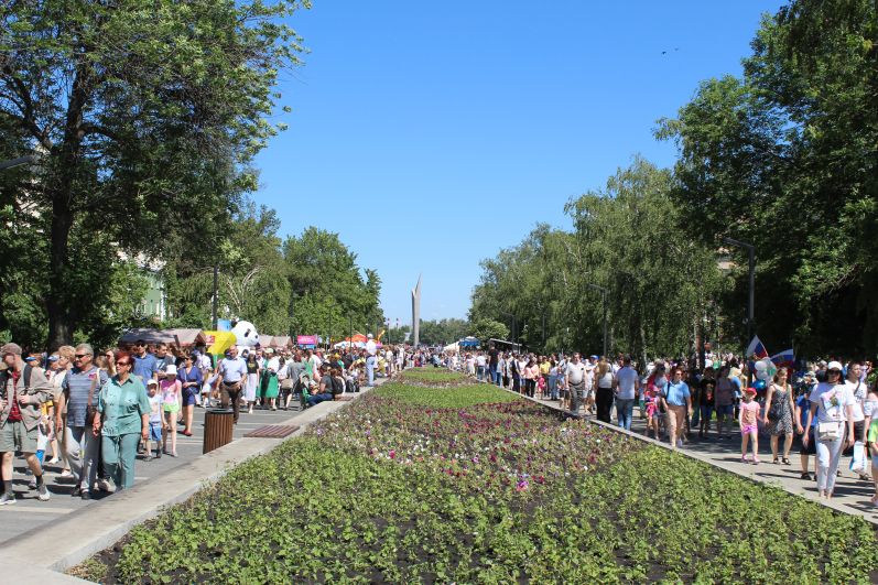 На дне пенза. Сквер славы Пенза. С днем молодежи. Пенза на дне города. День города Пенза.