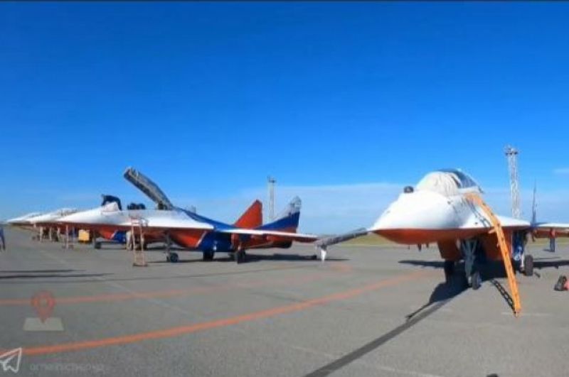 В Пензу прилетело пять истребителей  МиГ-29, в авиашоу участвовало четыре машины.