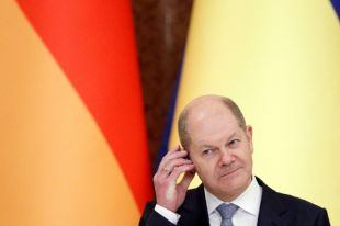 Шольц объяснил причину задержки с поставками оружия Украине