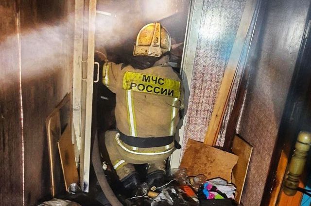 На пожаре в девятиэтажке на Новой в Оренбурге спасли троих взрослых и двух детей. 