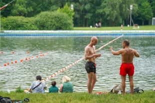 Отдых москвичей в жаркую погоду на Путяевском пруду в парке «Сокольники».