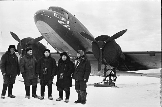 У самолета Ли-2. Владимир Афонин предположительно второй справа - низкого роста и с фотоаппаратом. Он был любитель фото и киносъемок.