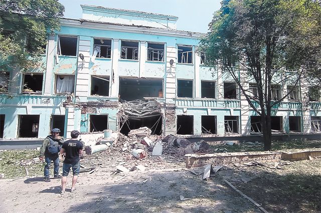 Из-за обстрела донецкой школы № 22 два человека погибли, центральный вход был разрушен.