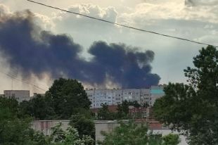 В Новой Каховке ВСУ уничтожили склад роccийских бoеприпасов.