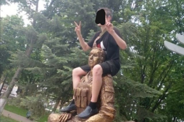 На Дону подросток ради фото залез на памятник ветеранам боевых действий