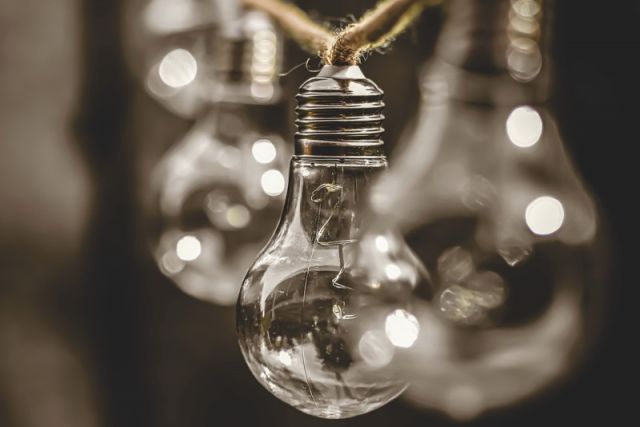 Кто обязан менять сгоревшие лампочки в подъездах жилых домов ...