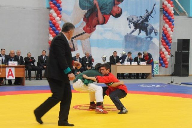 Рамиль Синякаев (справа) дважды чемпион мира по борьбе курэш.