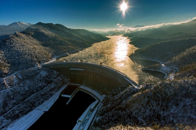 Самая крупная ГЭС в России прекрасна и зимой...