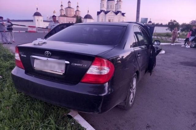 Пьяный водитель в Брянске устроил гонки, ДТП и врезался в столб