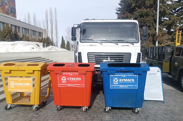 Одна из самых частых причин жалоб на переполненные контейнеры или несанкционированные свалки  - желание избавиться нелегально от мусора предприятий и организаций.