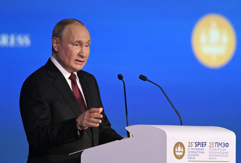 Президент РФ Владимир Путин во время пленарного заседания XXV Петербургского международного экономического форума
