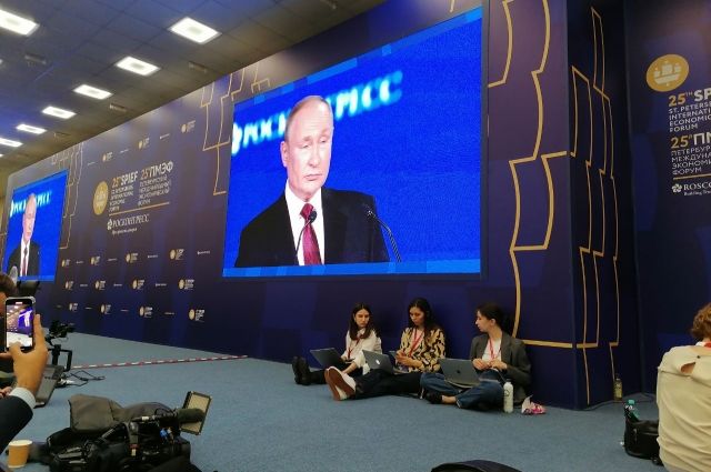 Путин пообещал дальнейшую поддержку России жителям Донбасса
