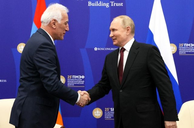 Путин провел встречу с президентом Армении на полях ПМЭФ