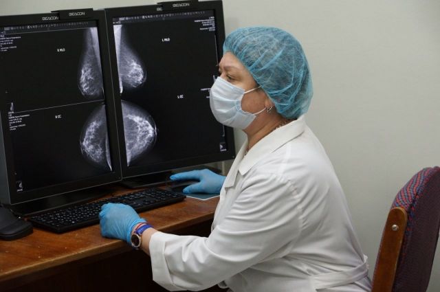 Современный маммограф помогает выявить заболевание на ранней стадии.