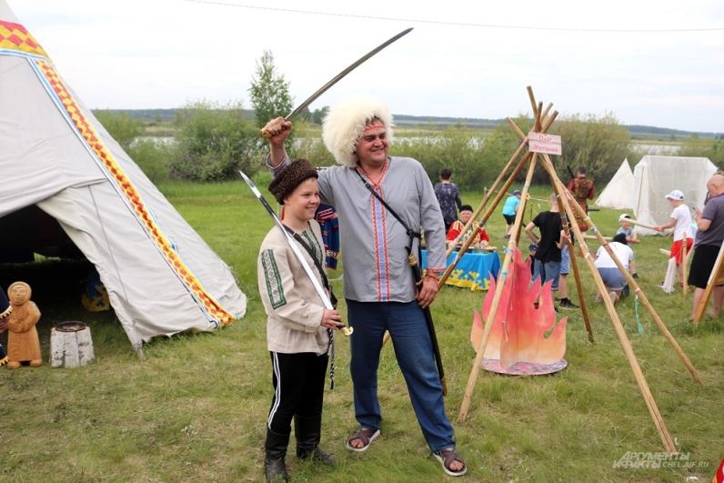 На Бажовке некоторым гостям удалось примерить на себя народные костюмы.