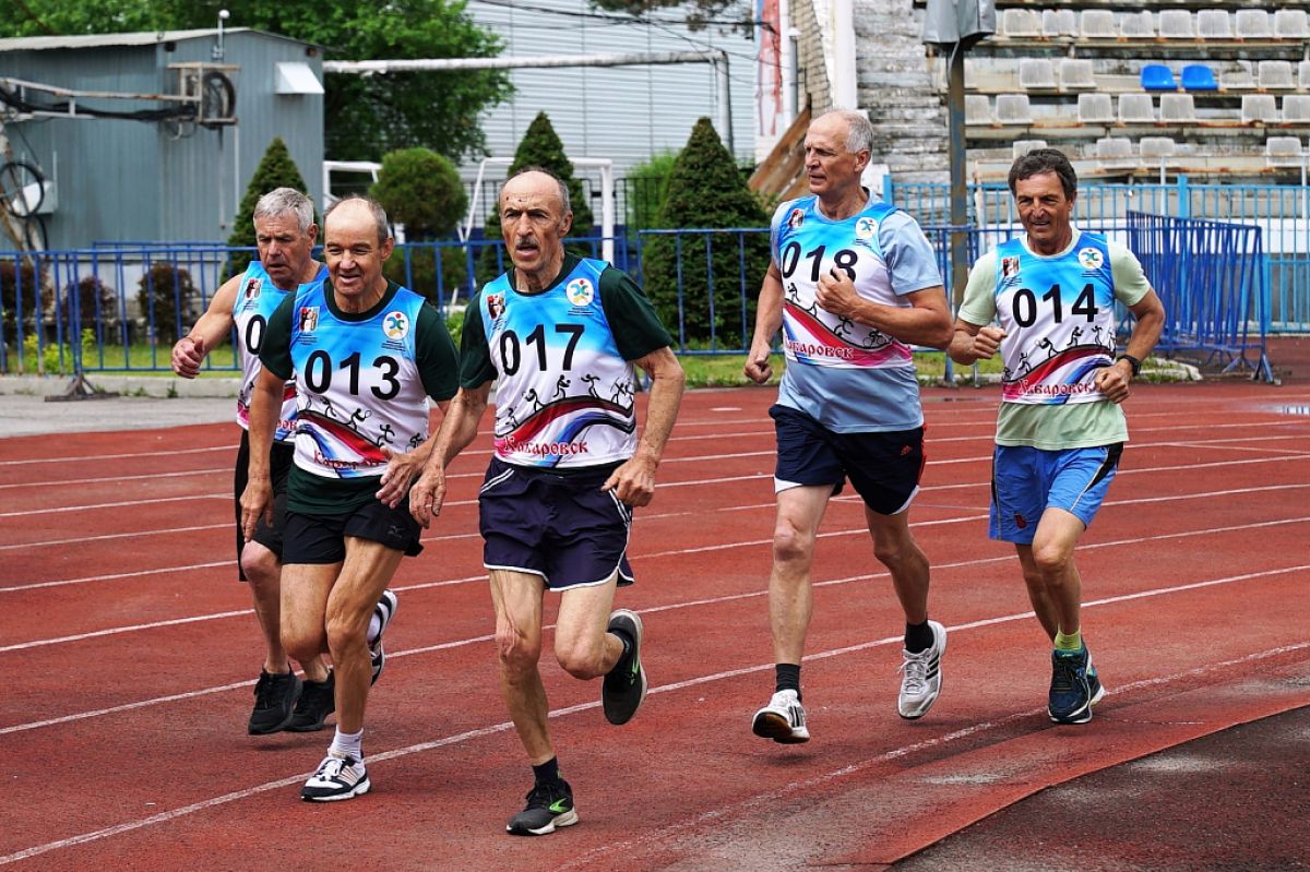 Спорт хабаровск. Спортсмены в городе. Спартакиада г.Владимира 2022 года. Лёгкий бег пенсионерки. Пробежка в городе.