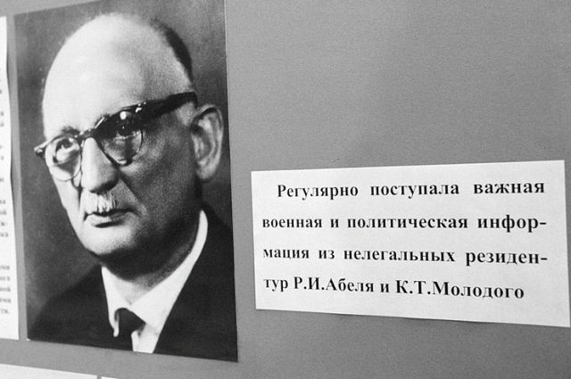 Рудольф Иванович Абель (настоящее имя Вильям Генрихович Фишер), советский разведчик-нелегал, полковник.