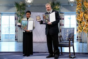 Нобелевскую медаль журналиста Муратова продали на аукционе в США