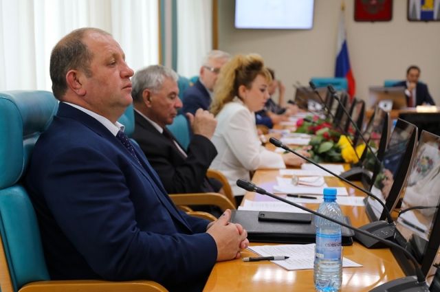 Депутат Дмитрий Пашов на заседании Сахалинской областной Думы.