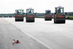 В аэропорту Оренбурга полностью готовы первые 500 метров взлетно-посадочной полосы.