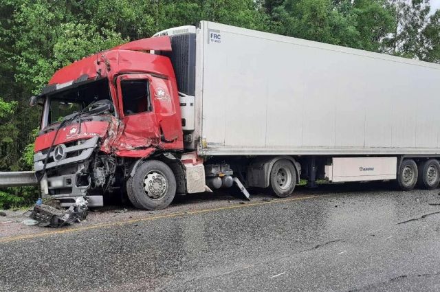 В Удмуртии при столкновении двух грузовиков пострадал мужчина