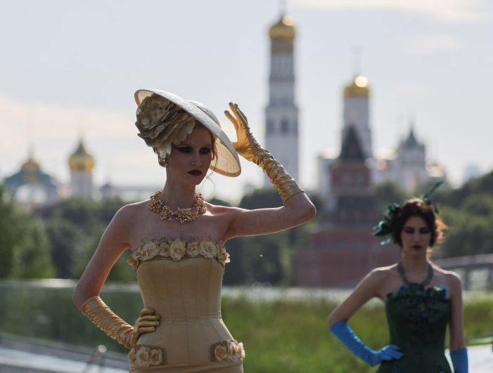 Модели во время показа коллекции модельера Вячеслава Зайцева в рамках открытия Московской недели моды в парке «Зарядье»