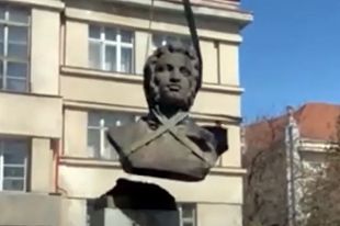 Снос памятника Пушкину на Украине.