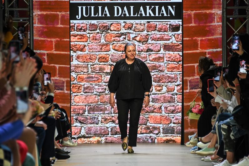 Дизайнер Юлия Далакян во время показа своей коллекции в рамках Московской недели моды в Концертном зале «Зарядье»