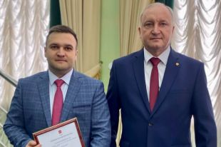 Председатель Тюменского областного суда Вячеслав Антропов представил коллективу нового руководителя Центрального районного суда Тюмени Дмитрия Сухарева (на фото слева).