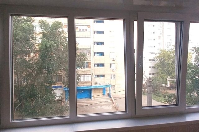 Двухлетний ребенок вывалился из окна в Барнауле