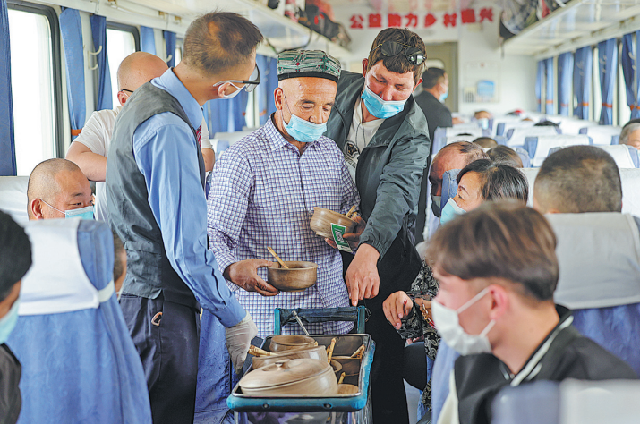 Мастер предлагает пассажирам поезда деревянные изделия, Синьцзян-Уйгурский автономный район, апрель.