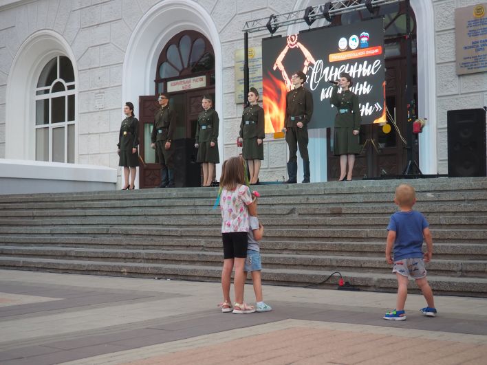 Перед зажжением свечей ростовчан ждал концерт. 